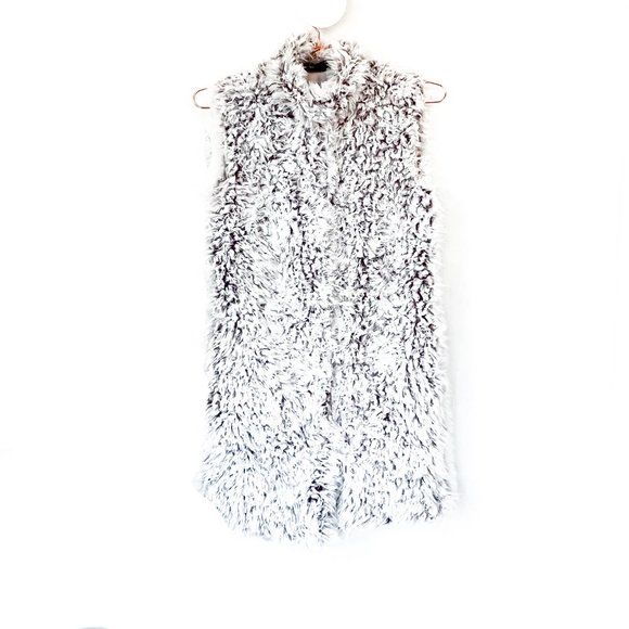love token white faux fur button up vest with pockets - Picture 2 of 6